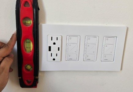 Dimmers Lutron Caséta y contacto USB nivelados en instalación