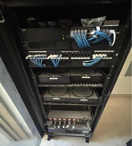Rack de red y audio con patch panel y cableado ordenado